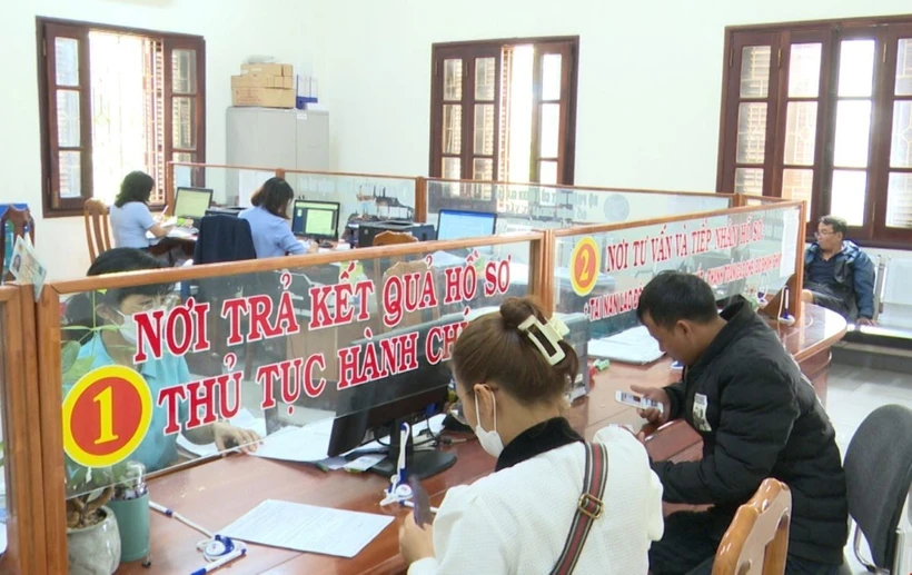 Người dân làm thủ tục tại BHXH tỉnh Gia Lai. (Ảnh: TTXVN phát)