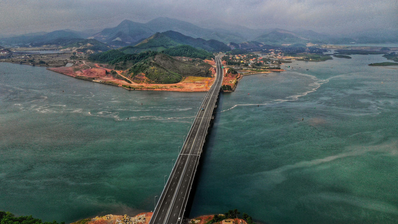 Cao tốc Hạ Long-Vân Đồn nhìn từ trên cao. (Ảnh: TTXVN phát)