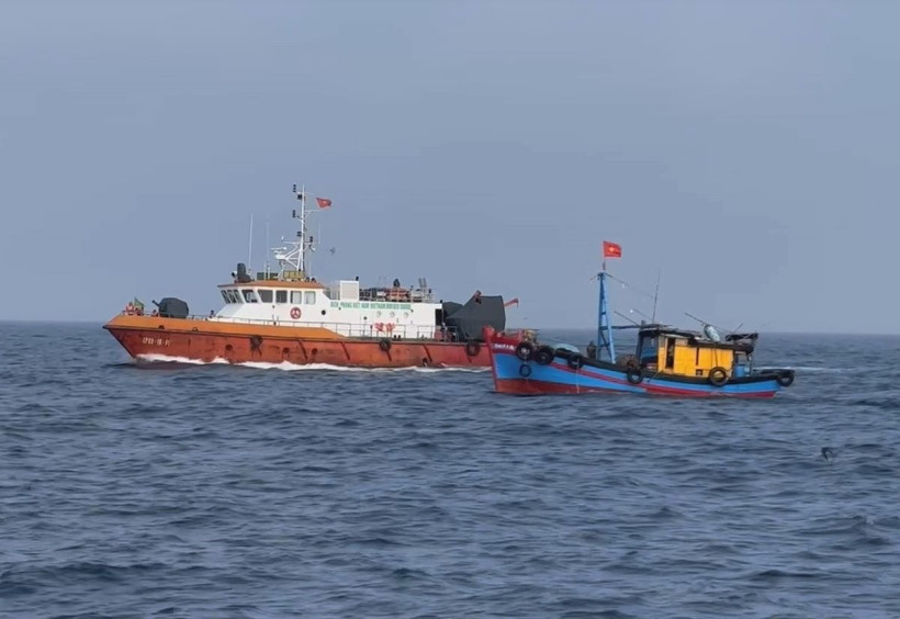 Lực lượng chức năng tuần tra, kiểm soát tàu cá trên biển. (Ảnh minh họa: TTXVN phát)
