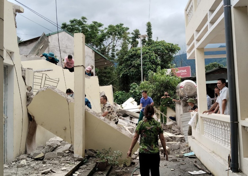 Sạt lở đất làm sập nhà công vụ Trạm y tế xã Nậm Ban (huyện Mèo Vạc, Hà Giang). (Ảnh: TTXVN phát)