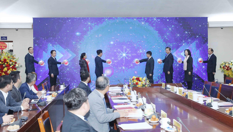 Đại biểu thực hiện nghi thức khai trương Trang Thông tin đối ngoại điện tử. (Ảnh: Phương Hoa/TTXVN)