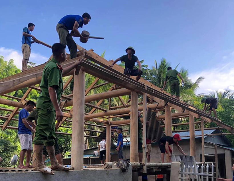 Đoàn viên thanh niên tình nguyện huyện Quan Sơn, tỉnh Thanh Hóa phối hợp với lực lượng vũ trang giúp người dân bản Sa Ná, xã Na Mèo dựng lại nhà cửa sau lũ. (Ảnh: TTXVN phát)