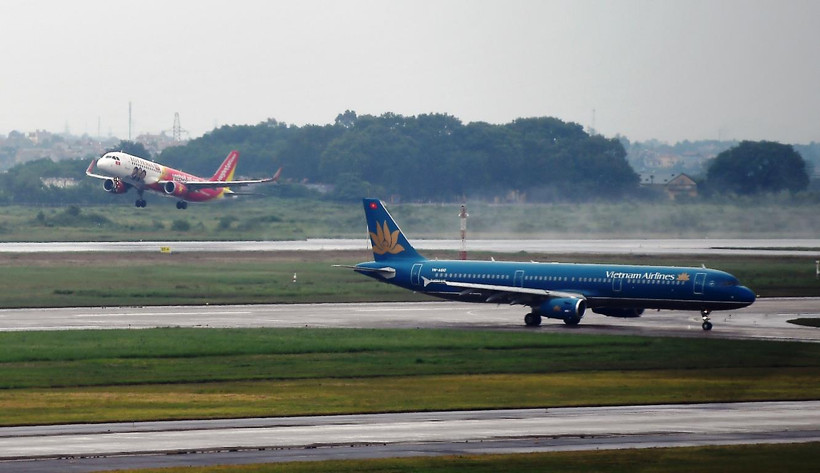 Các hãng hàng không Vietnam Airlines và Vietjet còn dành ra một khoản chi phí không nhỏ cho công tác phòng chống dịch COVID-19. (Ảnh: CTV/Vietnam+)