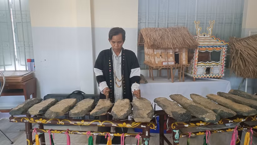 Ông Bo Bo Hùng- cán bộ Trung tâm Văn hóa Thông tin và Thể thao huyện Khánh Sơn giói thiệu đàn đá. (Ảnh: Đặng Tuấn/TTXVN)