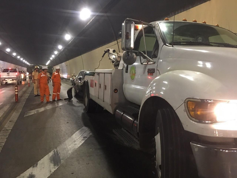 Lực lượng chức năng đang tiến hành xử lý vụ việc. (Ảnh: Mai Trang/TTXVN)