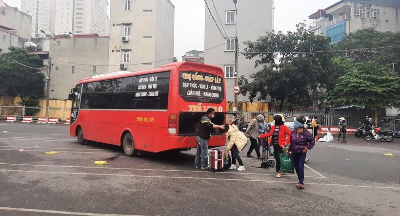 Các doanh nghiệp vận tải chỉ hoạt động cầm chừng và thậm chí bỏ tuyến vì khách đi rất ít. (Ảnh: Việt Hùng/Vietnam+)