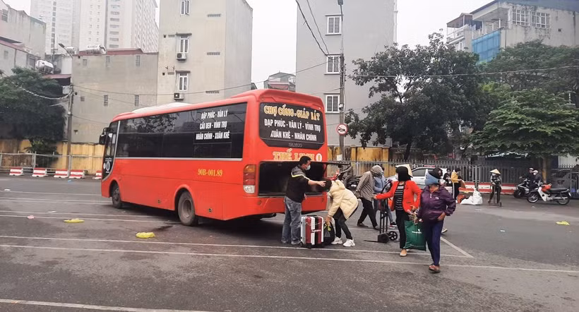 Các doanh nghiệp vận tải chỉ hoạt động cầm chừng và thậm chí bỏ tuyến vì khách đi rất ít. (Ảnh: Việt Hùng/Vietnam+)