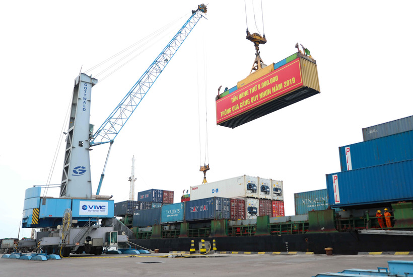 Đón tấn hàng thứ 9.000.000 thông qua cảng Quy Nhơn trong năm 2019. (Ảnh: Ly Kha/TTXVN)