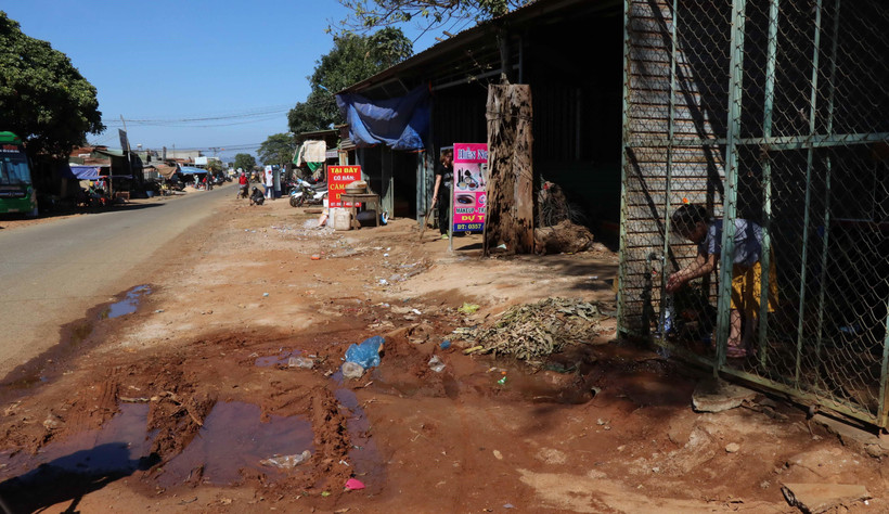 Đoạn đường đi qua trung tâm xã Kon Thụp không có cống thoát nước khiến nước sinh hoạt của người dân phải đổ ra đường ánh hưởng sức khỏe, gây ô nhiễm môi trường. (Ảnh: Hồng Điệp/TTXVN)