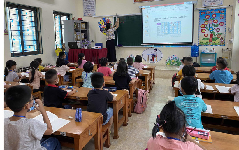 Trường Tiểu học Định Trung, thành phố Vĩnh Yên tận dụng 'thời gian vàng' dạy học cho học sinh lớp 1 trong khi dịch COVID-19 đang diễn biến phức tạp. (Ảnh: Nguyễn Thảo/TTXVN)