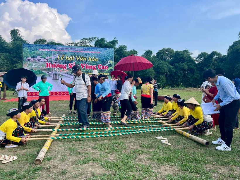 Nhân dân và du khách hào hứng tham gia các hoạt động trong Lễ hội văn hóa "Hương sắc vùng cao". (Ảnh: Hoa Mai/Vietnam+)