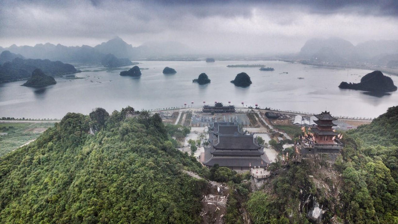 Quần thể chùa Tam Chúc có diện tích khoảng 5.100ha, với gần 1.000ha hồ nước, 3.000 ha núi đá, rừng tự nhiên. (Ảnh: Trọng Đạt/TTXVN)