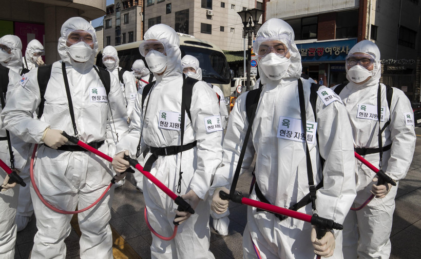 Binh sỹ Hàn Quốc phun thuốc khử trùng nhằm ngăn chặn sự lây lan của dịch COVID-19 tại thành phố Daegu. (Ảnh: THX/TTXVN)