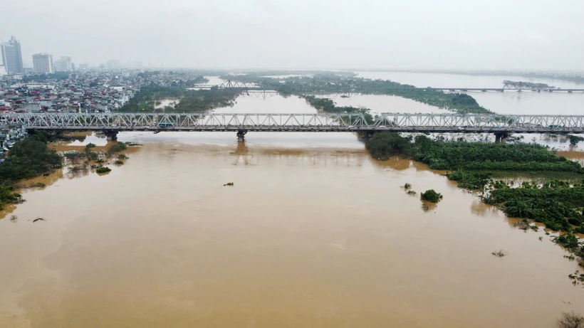 Đến sáng 12/9, mực nước sông Hồng đang hạ dần sau khi đạt đỉnh đêm 11/9. (Ảnh: Hoàng Hiếu/TTXVN)