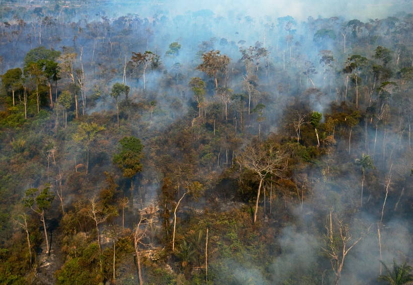 Khói bốc lên từ đám cháy tại rừng Amazon ở bang Mato Grosso, Brazil, ngày 10/8/2020. (Ảnh: AFP/TTXVN)