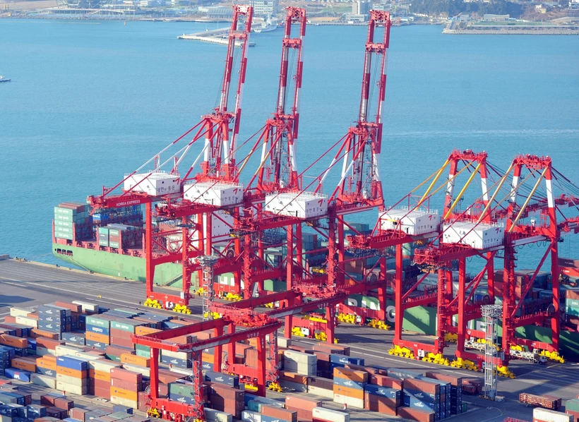 Container hàng hóa được bốc dỡ tại thành phố cảng Busan, Đông Nam Hàn Quốc ngày 11/1/2011. (Ảnh: AFP/TTXVN)