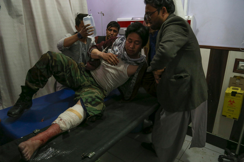 Nạn nhân bị thương sau vụ đánh bom liều chết ở thủ đô Kabul, Afghanistan ngày 24/10/2020. (Ảnh: AFP/TTXVN)