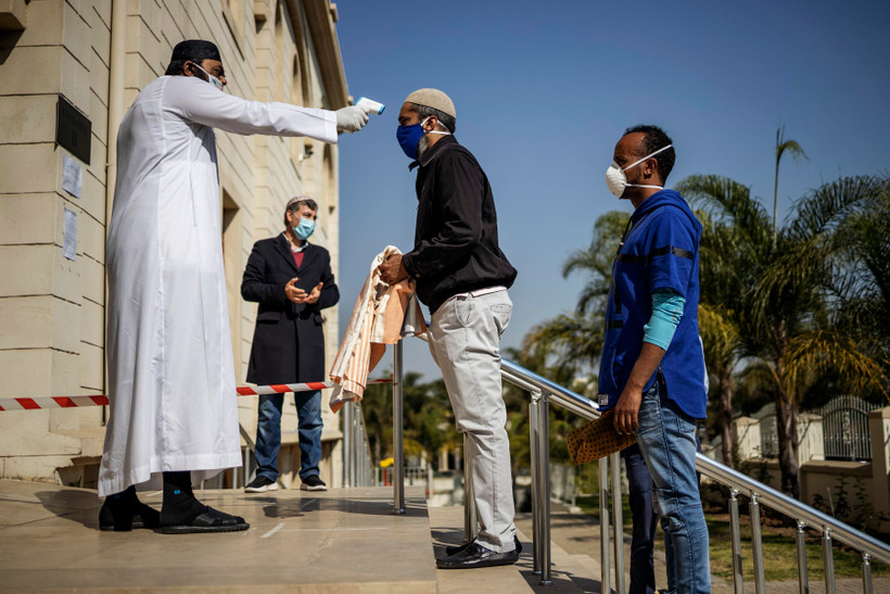 Kiểm tra thân nhiệt phòng lây nhiễm COVID-19 tại Midrand, Johannesburg, Nam Phi, ngày 5/6/2020. (Ảnh: AFP/TTXVN)