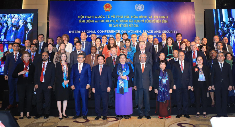 Phó Chủ tịch Thường trực Quốc hội Tòng Thị Phóng, Phó Thủ tướng, Bộ trưởng Bộ Ngoại giao Phạm Bình Minh, Điều phối viên thường trú của Liên hợp quốc tại Việt Nam Kamal Malhotra cùng các Đại sứ, đại diện các tổ chức quốc tế dự hội nghị. (Ảnh: Lâm Khánh/TTX