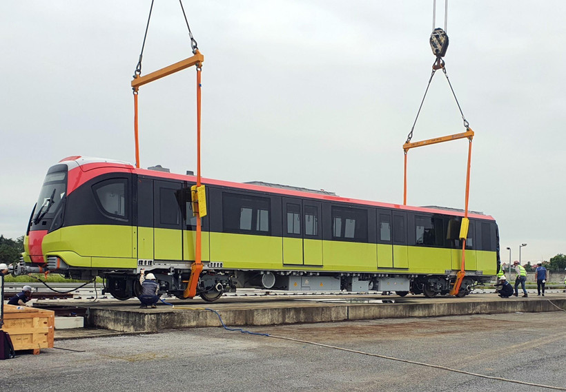 Đoàn tàu đầu tiên của tuyến đường sắt đô thị về tới khu Depot Nhổn (Hà Nội) ngày 20/10. (Ảnh: TTXVN)