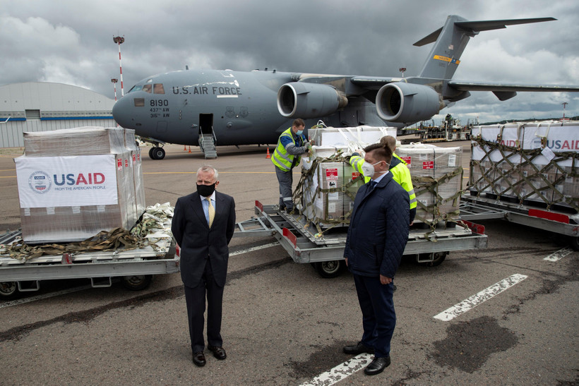 Máy bay quân sự của Mỹ vận chuyển 150 máy thở hỗ trợ Nga điều trị bệnh nhân mắc bệnh viêm đường hô hấp cấp COVID-19. (Ảnh: AFP/TTXVN)