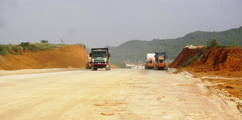 Nhà thầu đang thi công đoạn tuyến cao tốc Bắc-Nam. (Ảnh: Việt Hùng/Vietnam+)
