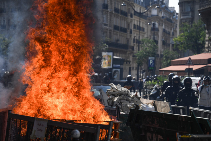 Người biểu tình quá khích đốt phá trong một cuộc biểu tình tại Paris, Pháp. (Ảnh: AFP/TTXVN)