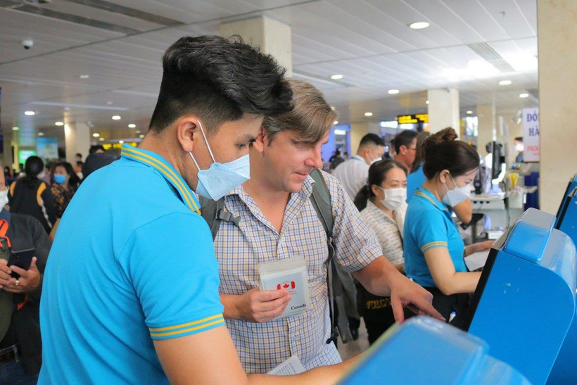 Vietnam Airlines Group đã phối hợp với các sân bay trên toàn quốc tăng cường quầy thủ tục, nhân sự mặt đất phục vụ hành khách. (Ảnh: CTV/Vietnam+)