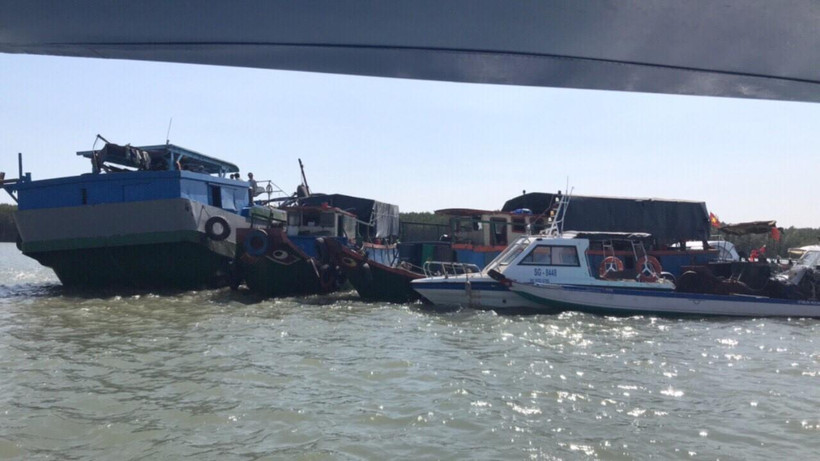 Lực lượng chức năng huyện cần Giờ triển khai phương tiện cứu hộ các nạn nhân chìm tàu trên biển Cần Giờ. (Ảnh:TTXVN phát)