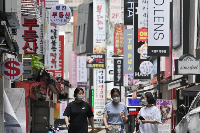 Người dân đeo khẩu trang phòng lây nhiễm COVID-19 tại Seoul, Hàn Quốc. (Ảnh: AFP/TTXVN)