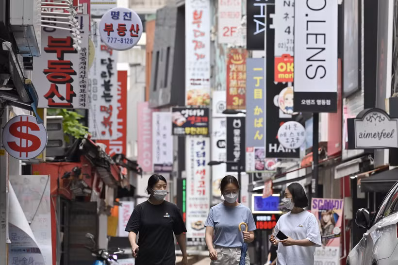 Người dân đeo khẩu trang phòng lây nhiễm COVID-19 tại Seoul, Hàn Quốc. (Ảnh: AFP/TTXVN)