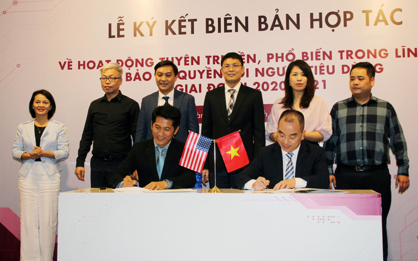 Ký Biên bản ghi nhớ hợp tác về tuyên truyền, phổ biến trong lĩnh vực bảo vệ người tiêu dùng giai đoạn 2020-2021. (Ảnh: Mỹ Phương/TTXVN)