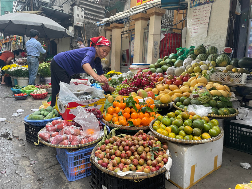 Hoa quả tươi mùa Hè năm nay tại Hà Nội đang duy trì ở mức giá khá dễ chịu. (Ảnh: PV/Vietnam+)