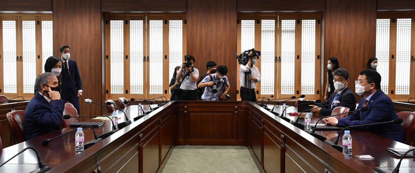 Tân Thứ trưởng Ngoại giao Hàn Quốc Choi Jong-kun (phải) và Đại sứ Mỹ tại Hàn Quốc Harry Harris (trái) trong cuộc hội đàm tại Seoul, Hàn Quốc, ngày 31/8/2020. (Ảnh: Yonhap/ TTXVN)