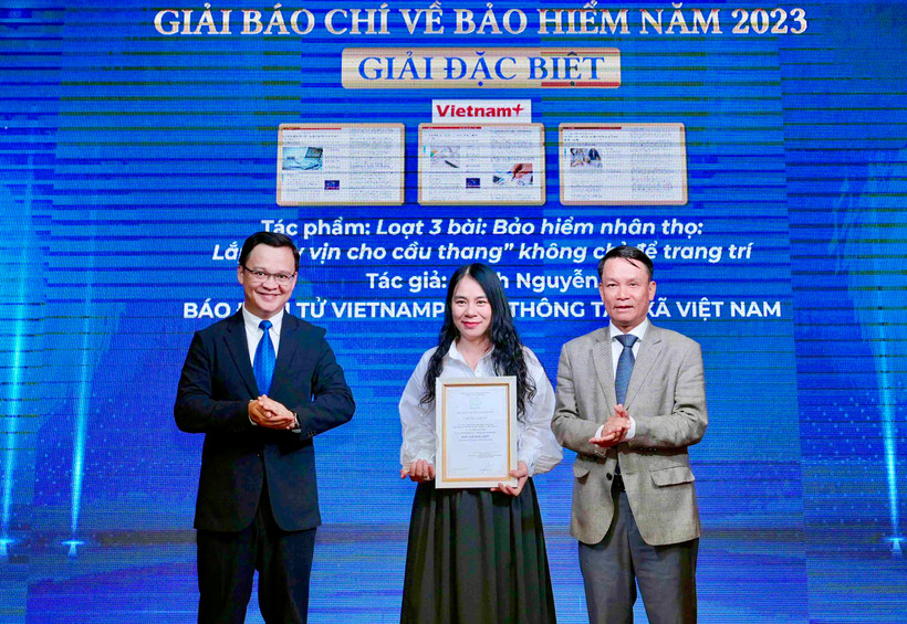 Giải Đặc biệt đã được trao cho loạt 3 bài: Bảo hiểm nhân thọ: Lắp “tay vịn cho cầu thang” không chỉ để trang trí của tác giả Hạnh Nguyễn, báo điện tử VietnamPlus, Thông tấn xã Việt Nam. (Ảnh: Vietnam+)