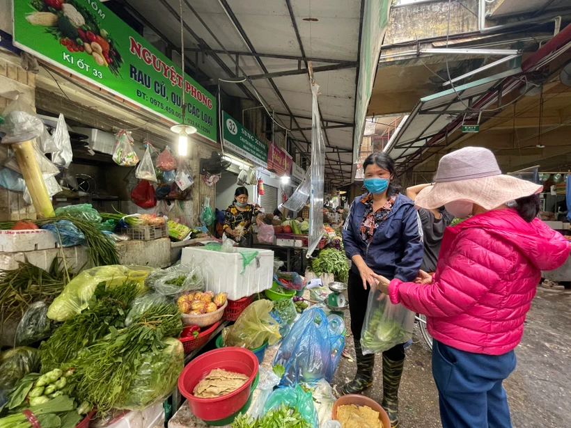 Giá rau tăng mạnh tại các chợ khiến người tiêu dùng không khỏi 'chóng mặt.' (Ảnh: Minh Hiếu/Vietnam+)