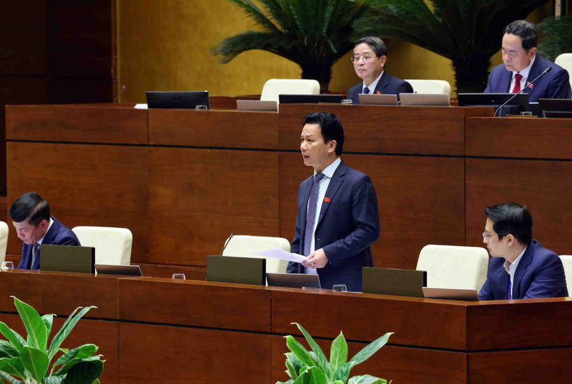 Bộ trưởng Bộ Tài nguyên và Môi trường Đặng Quốc Khánh trả lời chất vấn của Đại biểu Quốc hội. (Ảnh: Phạm Kiên/TTXVN)