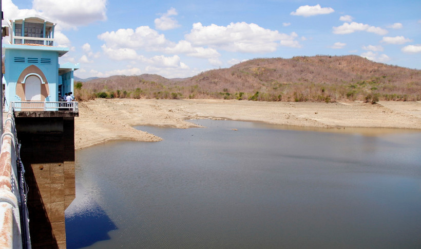Lượng nước ở hồ Tân Giang dần khô cạn, không đủ tưới cho sản xuất vụ Hè Thu của huyện Thuận Nam, tỉnh Ninh Thuận. (Ảnh: Công Thử/TTXVN)