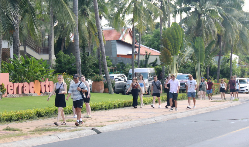 Khách quốc tế đi dạo trên tuyến đường du lịch Hàm Tiến-Mũi Né, thành phố Phan Thiết (Bình Thuận). (Ảnh: Nguyễn Thanh/TTXVN)