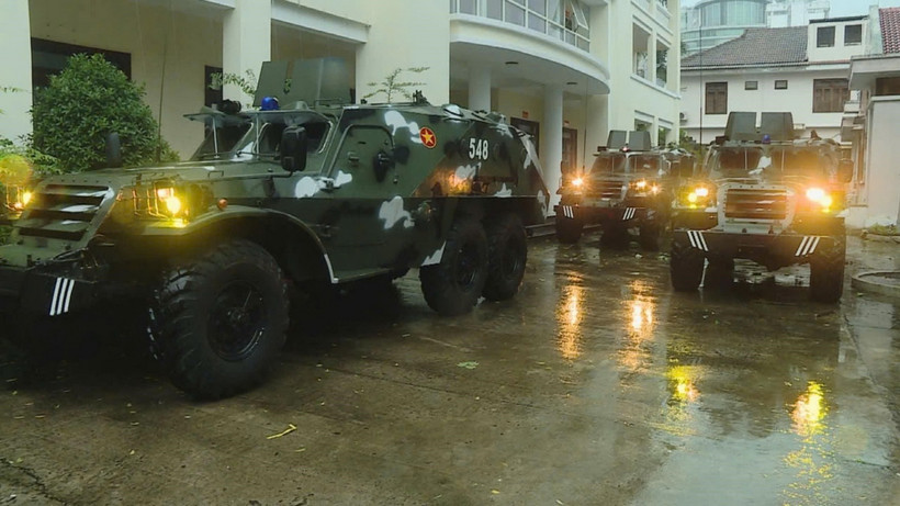 Ban Chỉ huy Quân sự thành phố Đà Nẵng điều động 4 xe thiết giáp sẵn sàng tham gia cứu hộ, cứu nạn. (Ảnh: Quốc Dũng/TTXVN)