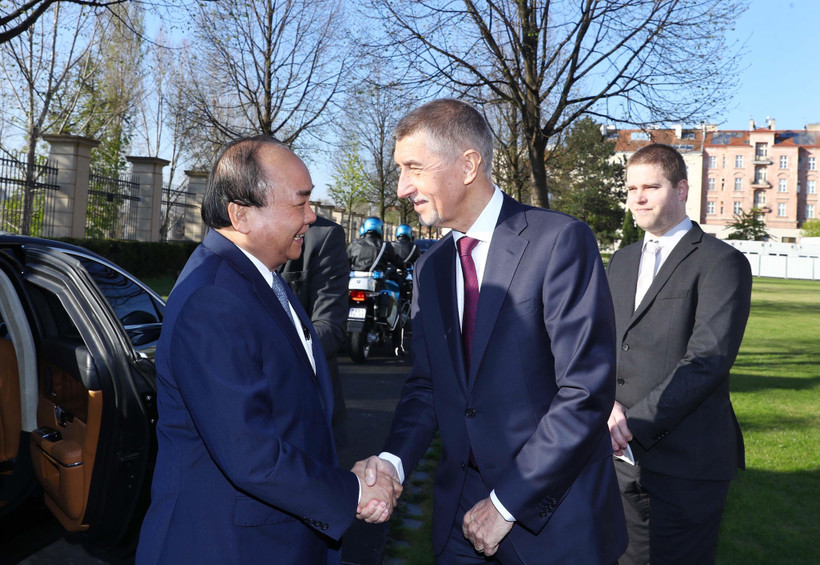 Thủ tướng Cộng hoà Séc Andrej Babis đón Thủ tướng Nguyễn Xuân Phúc. (Ảnh: Thống Nhất/TTXVN)