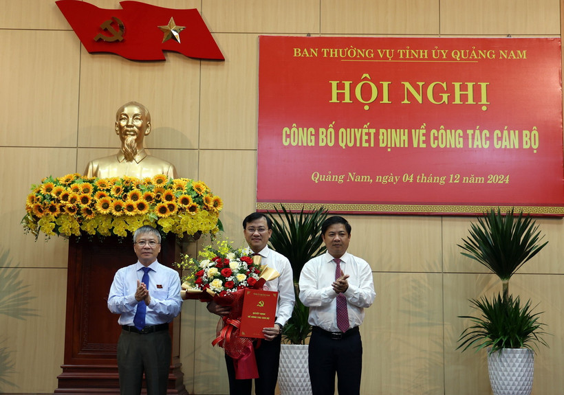 Thường trực Tỉnh ủy Quảng Nam trao Quyết định bổ nhiệm Trưởng Ban Tổ chức Tỉnh ủy cho ông Phan Văn Bình. (Ảnh: Trần Tĩnh/TTXVN)