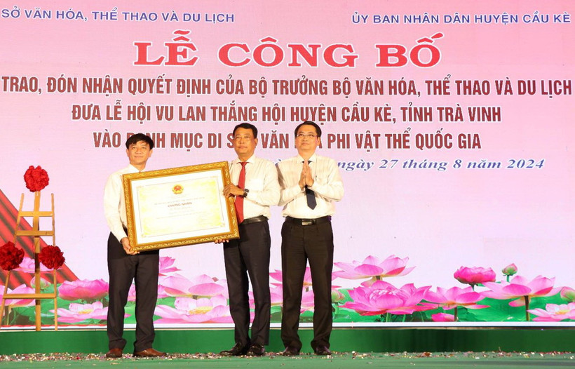 Lãnh đạo UBND huyện Cầu Kè và Sở Văn hóa, Thể thao và du lịch Trà Vinh đón nhận quyết định của Bộ Văn hóa, Thể thao và Du lịch công nhận Lễ hội Vu lan thắng hội huyện Cầu Kè là Di sản Văn hóa Phi vật thể Quốc gia. (Ảnh: Thanh Hòa/TTXVN)