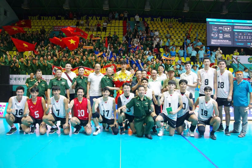 Đội Biên phòng mừng chiến thắng. (Ảnh: Huỳnh Sơn/TTXVN)