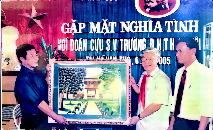 Tổng Bí thư Nguyễn Phú Trọng cùng đoàn cựu sinh viên về thăm lại xã Vạn Thọ, năm 2005. (Ảnh chụp từ tư liệu địa phương/Hạnh Nguyễn)