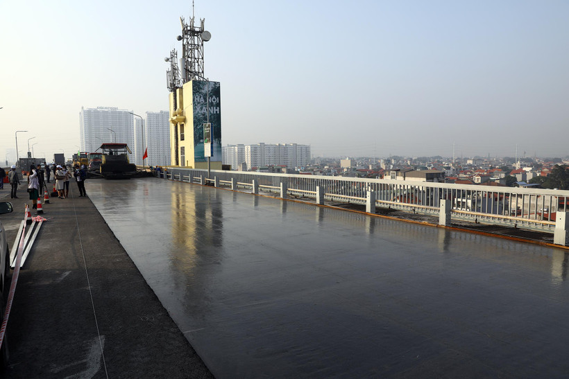Sau khi sửa chữa mặt cầu Thăng Long, kết cấu bê tông siêu tính năng và bản mặt cầu có ‘tuổi thọ’ lên tới 30 năm. (Ảnh: Huy Hùng/Vietnam+)