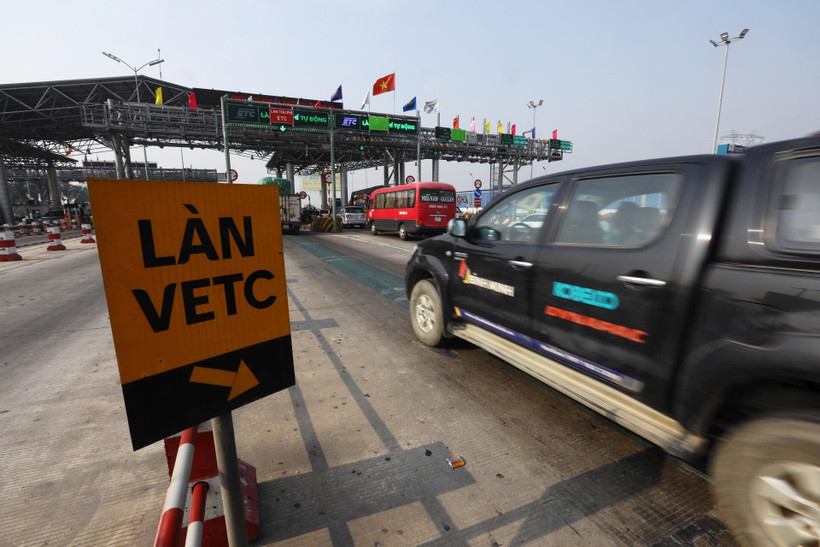 Phương tiện dán thẻ thu phí tự động không dừng đi vào đúng làn riêng biệt tại một trạm thu phí BOT. (Ảnh: Huy Hùng/Vietnam+)