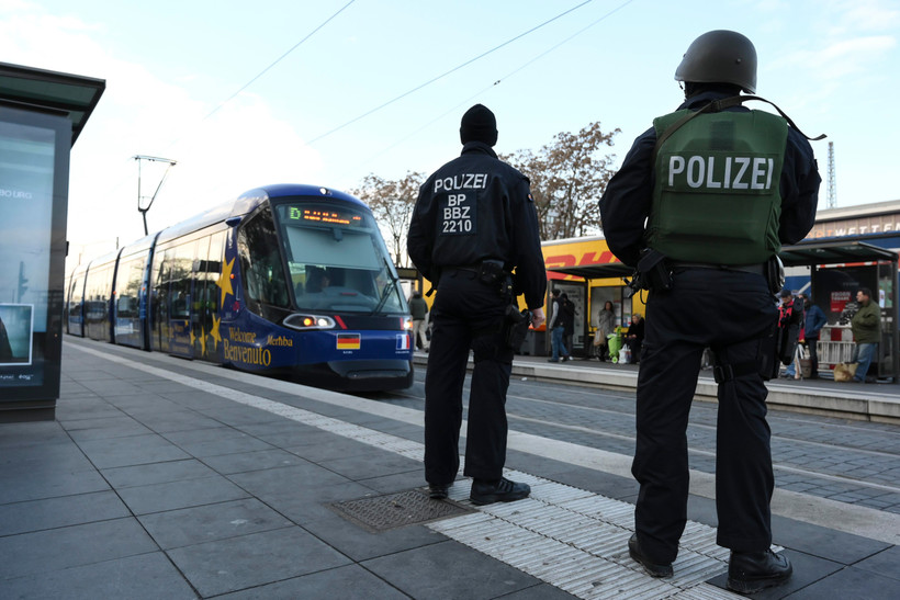 Cảnh sát làm nhiệm vụ tại Kehl, Đức. (Ảnh: AFP/TTXVN) 