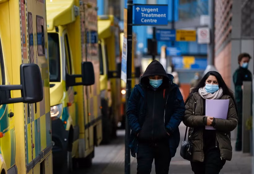 Người dân đeo khẩu trang phòng lây nhiễm COVID-19 tại London, Anh, ngày 26/1. (Ảnh: THX/TTXVN)