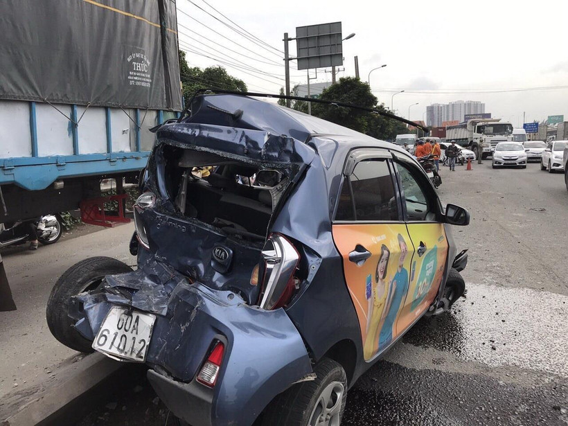 Xe ôtô con bị xe khách đâm biến dạng. (Ảnh: Huyền Trang/TTXVN)